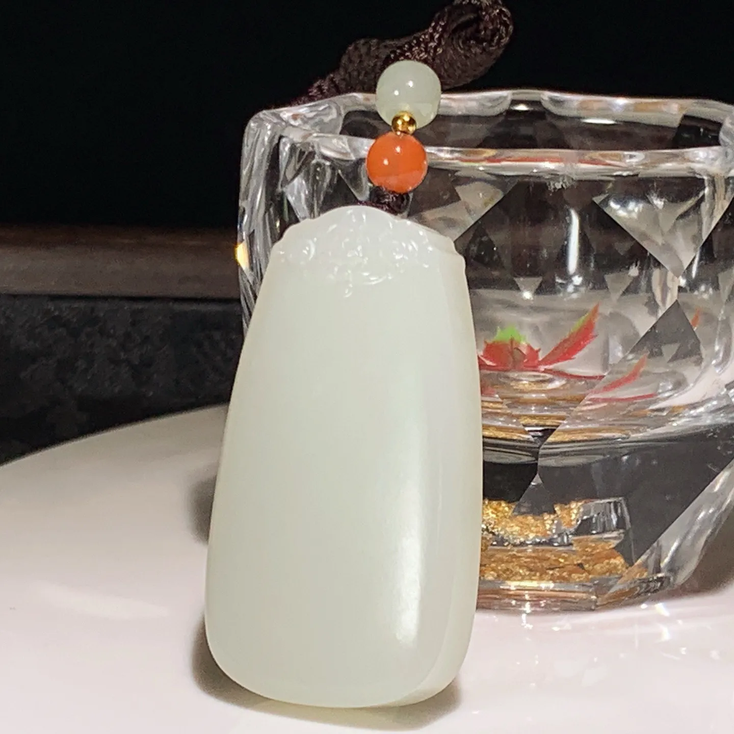 新疆和田玉平安无事牌挂件。尺寸46/26/9重24.8克。玉质细腻油润。手推出油。佩戴高端典雅。lt251128