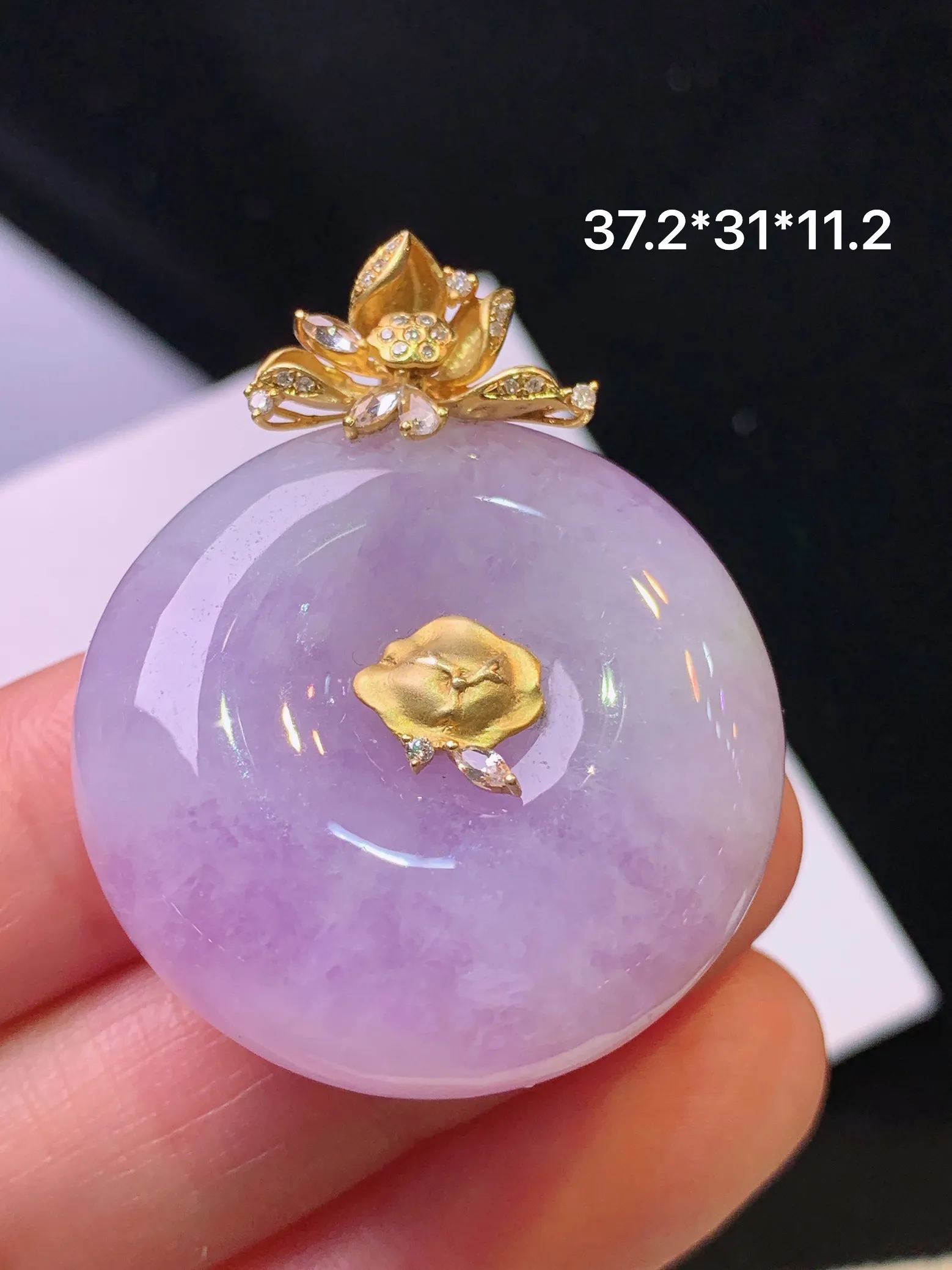 18k金钻镶嵌紫罗兰平安扣吊坠 玉质细腻 色泽艳丽清新 整体尺寸37.2*31*11.2