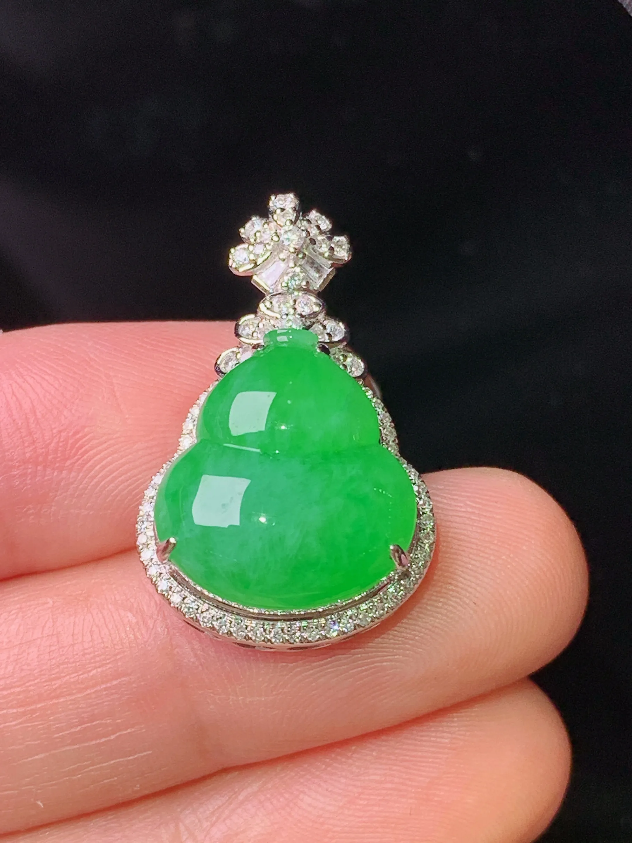 18k金钻镶嵌满绿葫芦吊坠 玉质细腻 色泽艳丽清新 整体尺寸26.3*16.5*9.7