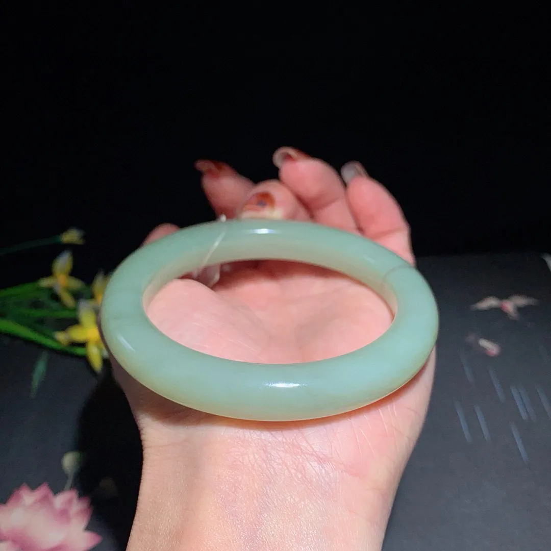 和田玉58.5圈晴水色手镯！清水色！玉质细腻油润 底色纯净  无裂无杂 脂粉好，品质高