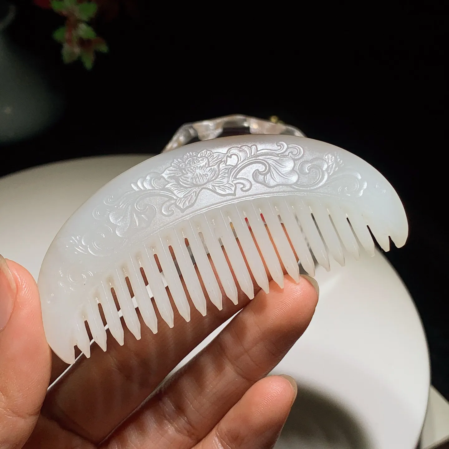 新疆和田玉且末糖一梳百顺梳子 玉梳。尺寸84/39/7重38克。玉质细腻油润。手推出油。佩戴高端典雅。lt251128