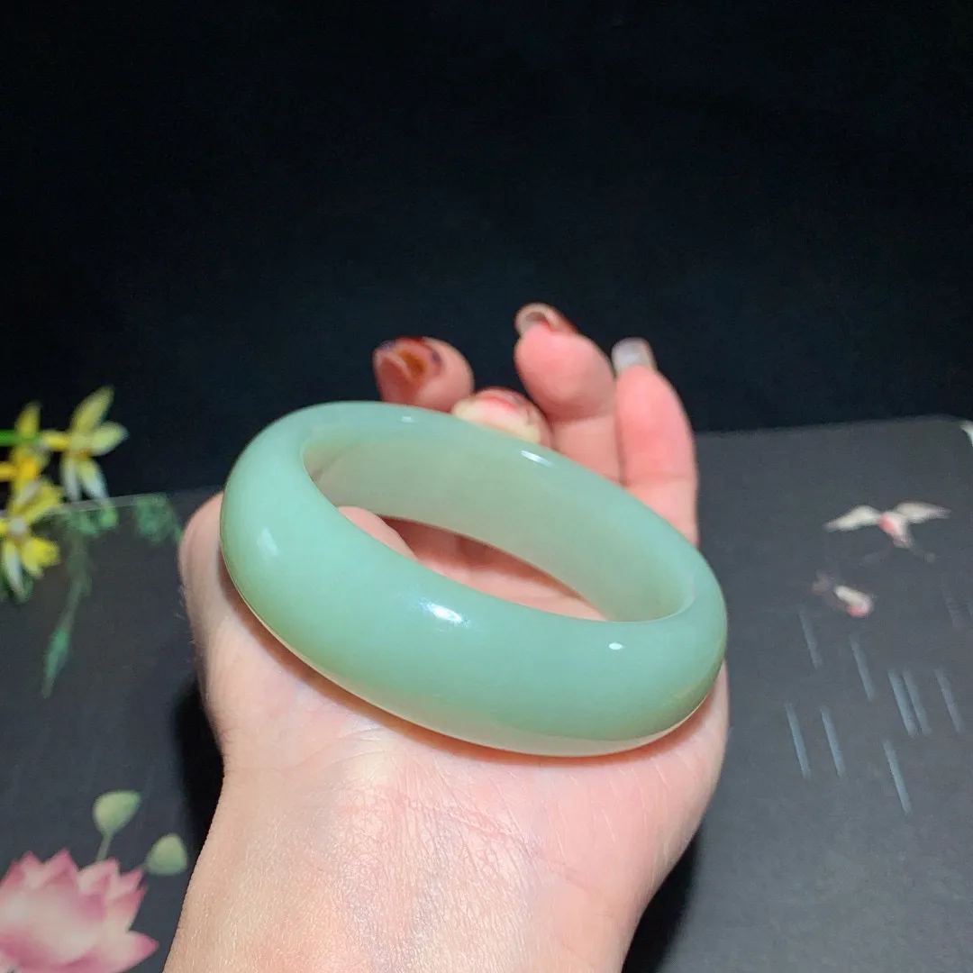 和田玉53.5圈口且末蓝宽版手镯！玉质细腻油润 底色纯净 无裂无杂 脂粉好，品质高。