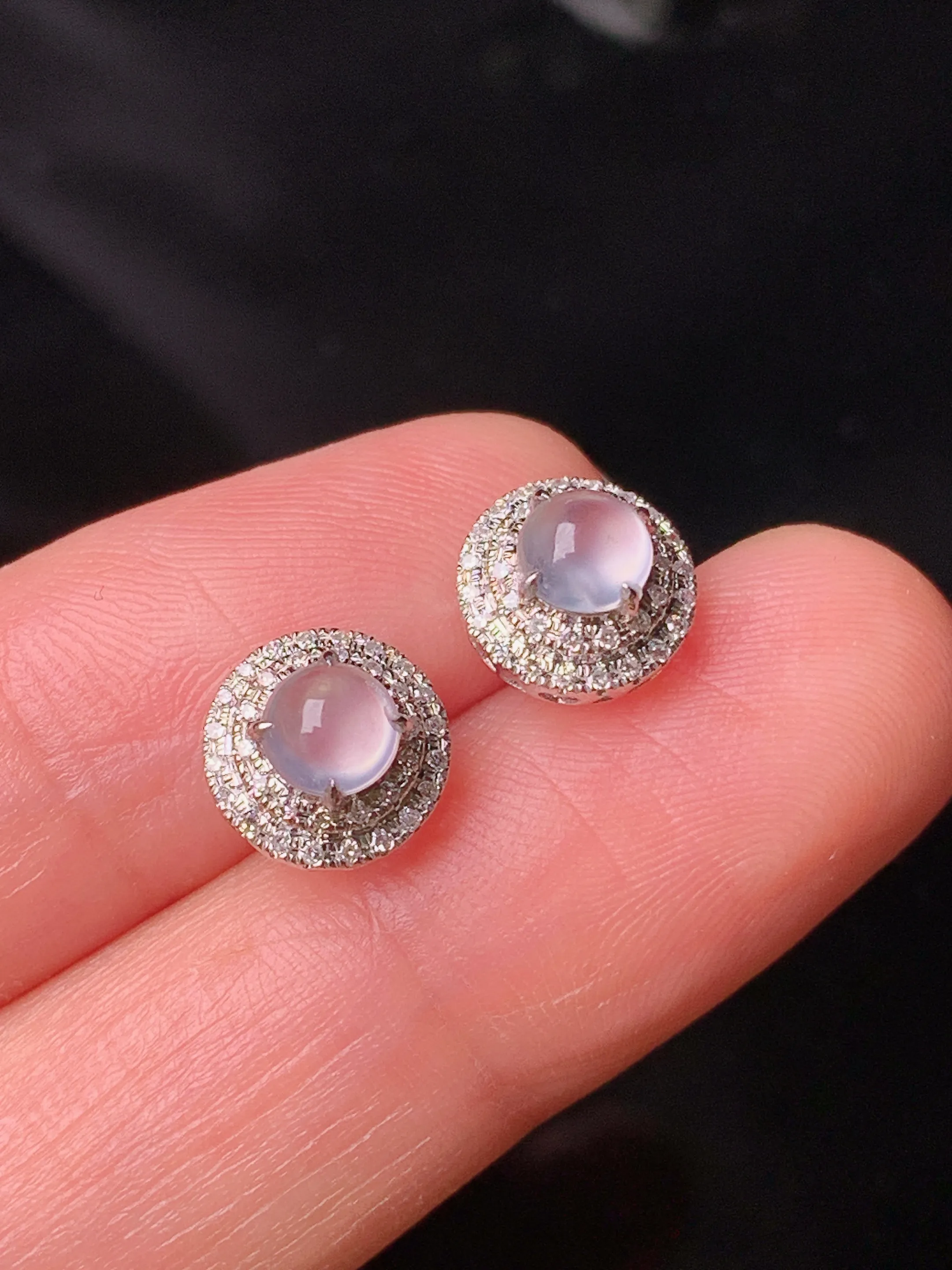 18k金钻镶嵌冰种蛋面耳钉 玉质细腻 色泽艳丽清新 整体尺寸8.5*6