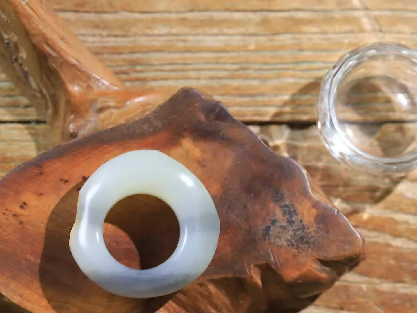 （籽.古韵.扳指）

新疆和田青花籽料扳指，玉质温润，油润感十足， 整器古韵生辉。优雅高贵。运筹