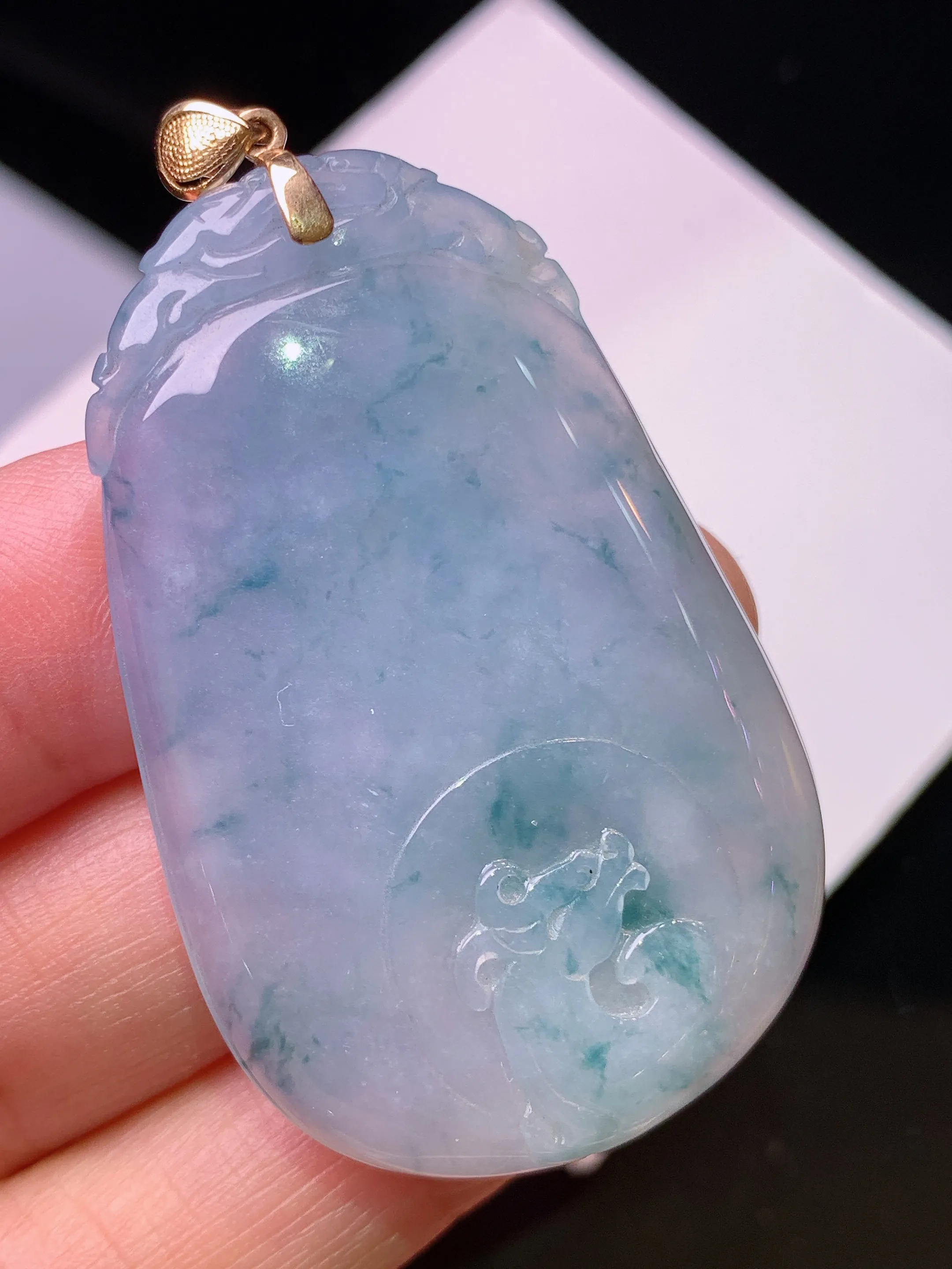 18k金镶嵌飘绿福瓜吊坠 玉质细腻 色泽艳丽清新 整体尺寸52*30*5.8