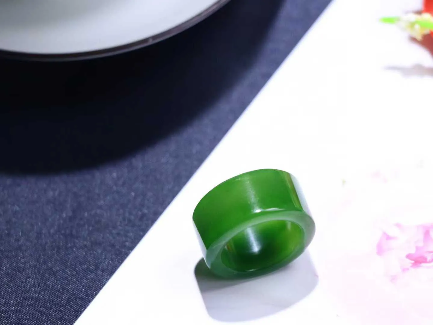 （古韵.扳指）

精品和田玉碧玉扳指 指环 戒圈。七号矿老料 纯正菠菜绿，直切工艺，款式精美，玉