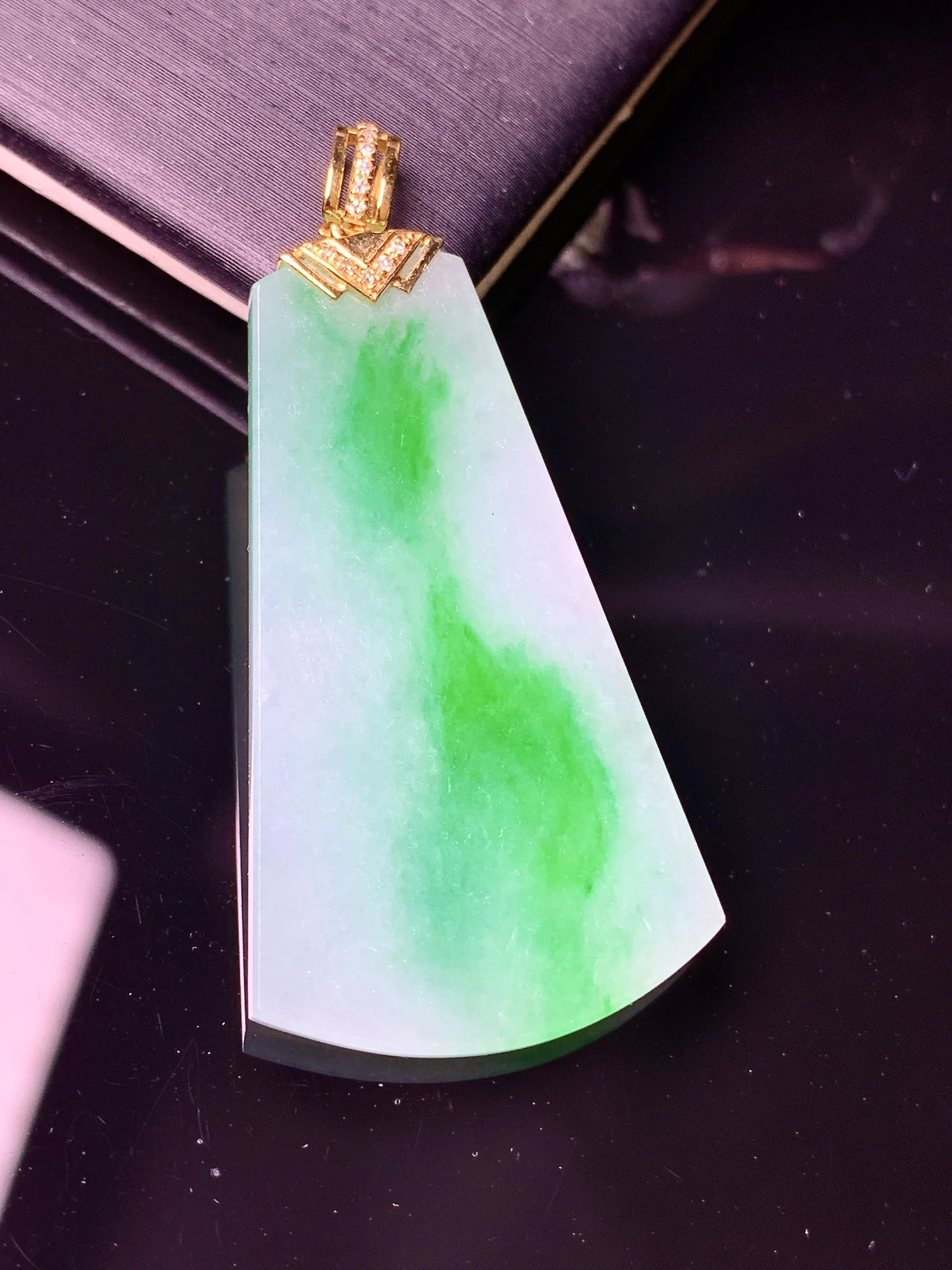 18k金钻镶嵌飘绿无事牌吊坠 玉质细腻 色泽艳丽清新 整体尺寸43.5*21.3*2.8