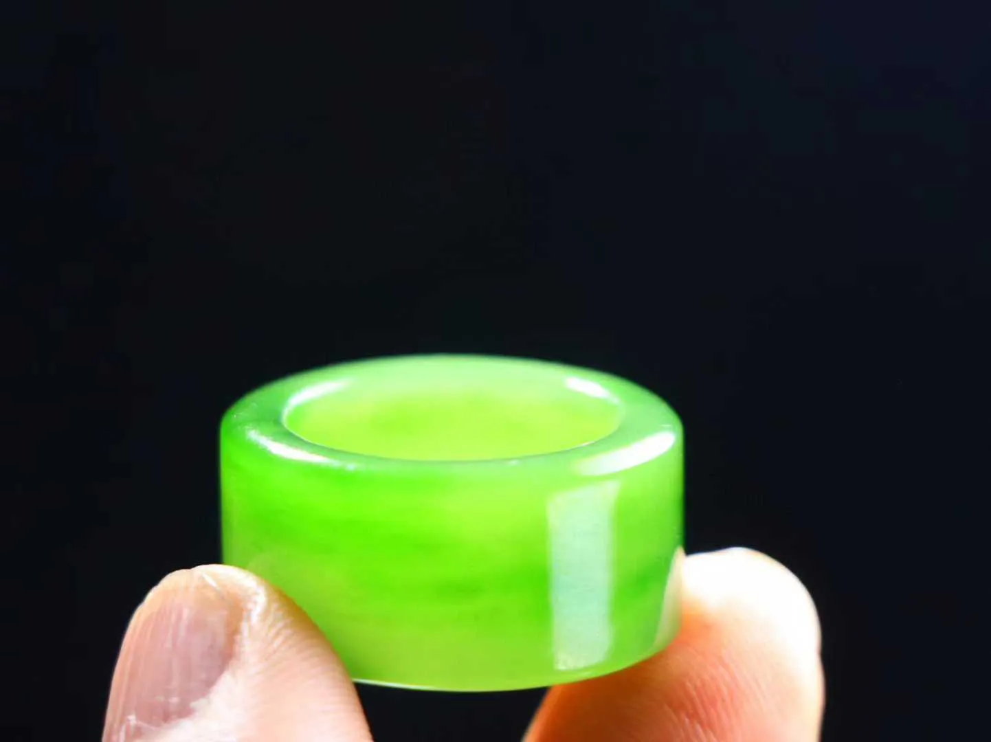 （古韵.扳指）

精品和田玉碧玉扳指 指环 戒圈。七号矿老料 纯正菠菜绿，直切工艺，款式精美，玉质细腻温润，油润感十足， 整器古韵生辉。优雅高贵。运筹帷幄于掌中，决胜于千里之外。

重7.5克   圈口17.5mm 尺寸11.5-3.3mm FS8242041278O