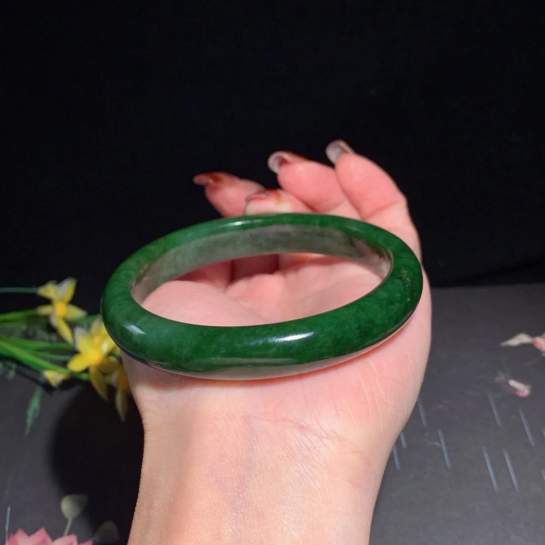 和田玉64圈口菠菜绿碧玉手镯！圈口64宽12重54.8克，玉质细腻油润 底色纯净 无纹裂 脂粉好，品质高
