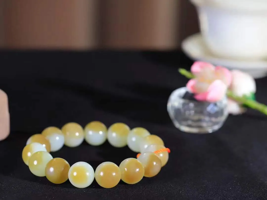 【珠圆玉润.手串】

精品和田玉糖白玉珠圆玉润手串 玉质温润细腻  整串打磨圆润，佩戴舒适。珠珠落玉