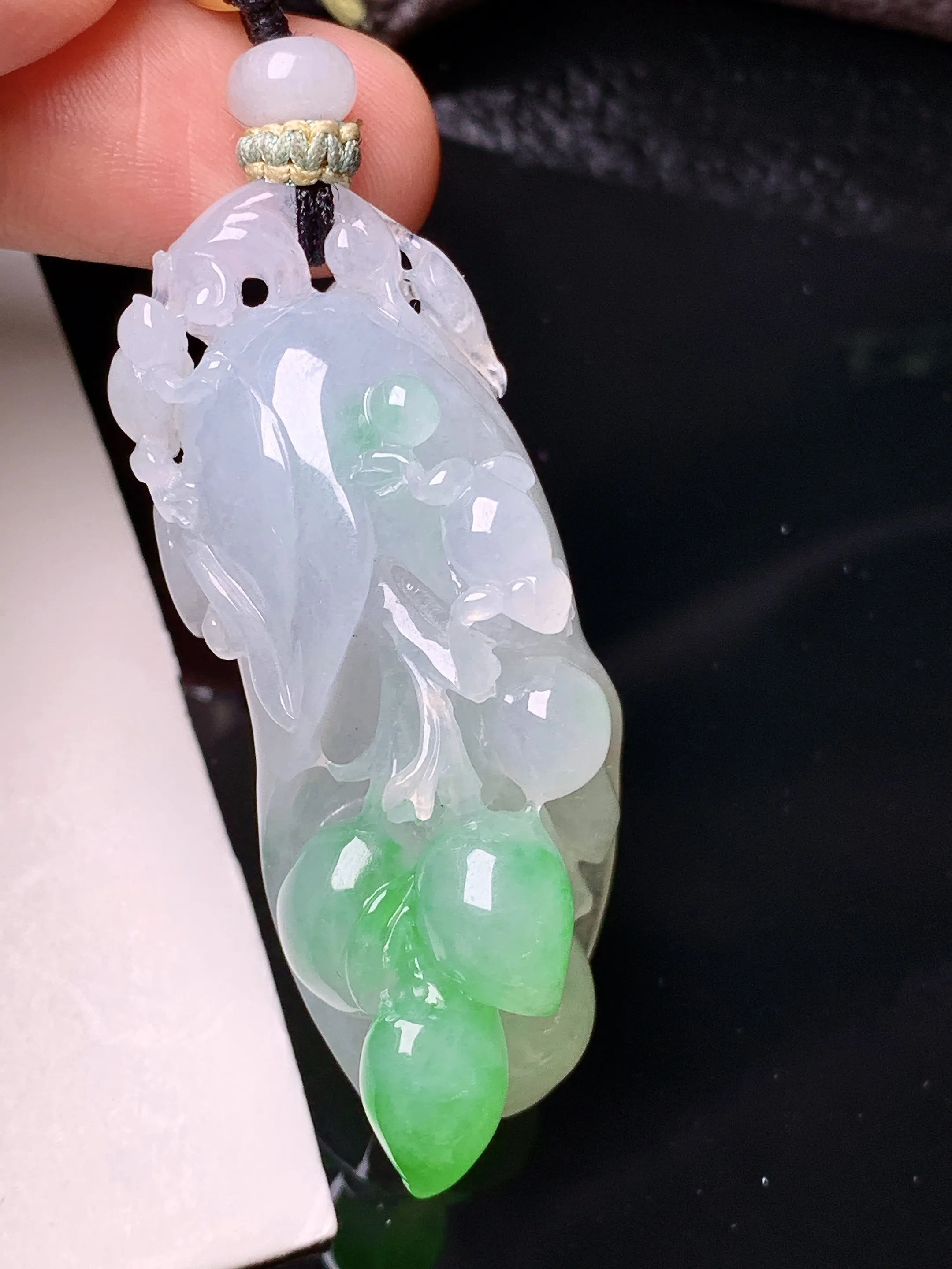 飘绿呱呱来财吊坠 玉质细腻 色泽艳丽清新 整体尺寸51.3*20.6*18.2