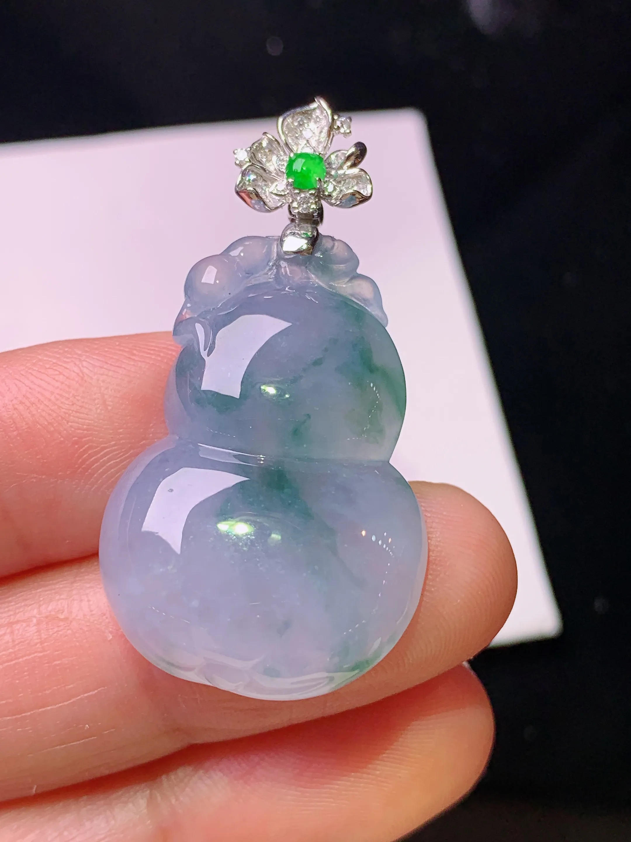 18k金钻镶嵌飘花葫芦吊坠 玉质细腻 色泽艳丽清新 整体尺寸39.5*20.5*7