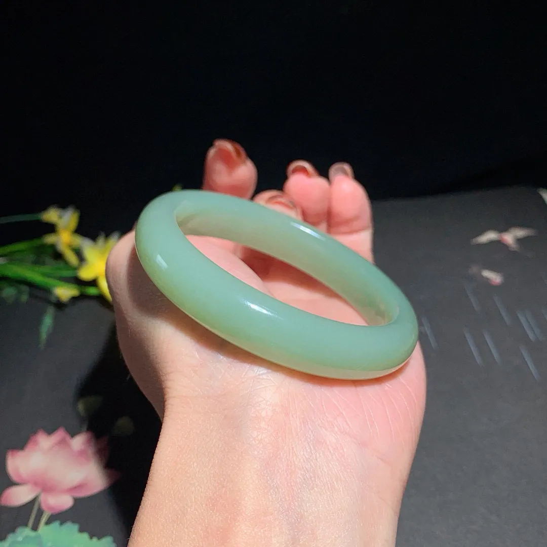 和田玉55.5圈口且末蓝手镯！玉质细腻油润 底色纯净 无裂无杂 脂粉好，品质高。