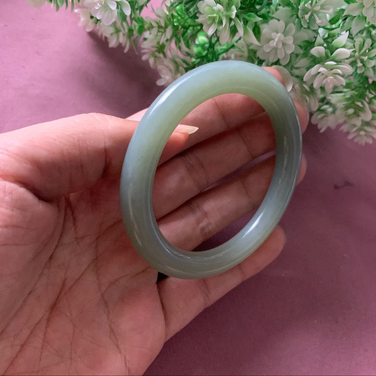 和田玉56.5圈口粉青圆条手镯，略带黑点，玉质细腻油润 底色纯净  无裂无杂 脂粉好，品质高