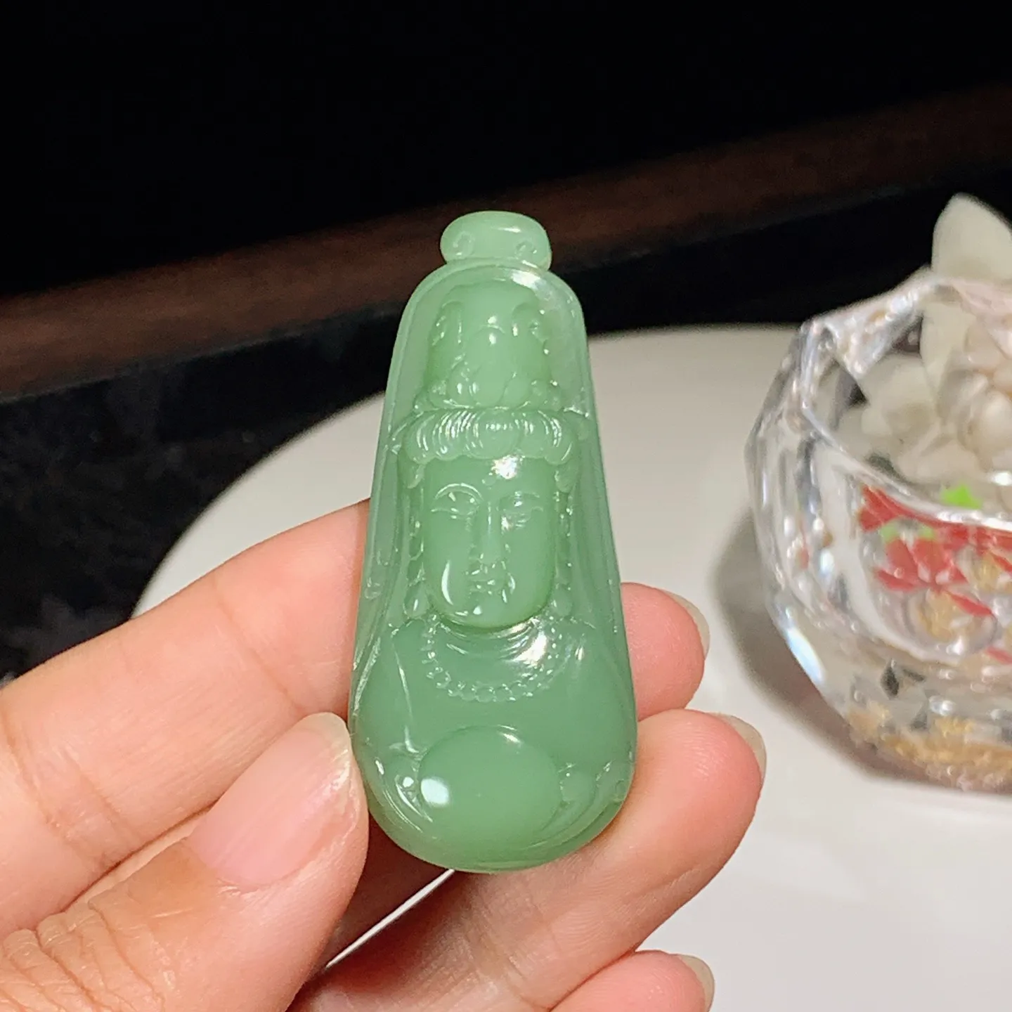 和田玉粉绿俄罗斯碧玉观音头牌子挂件。尺寸53/23/12重24克。玉质细腻油润。手推出油。佩戴高端典雅。lt251128