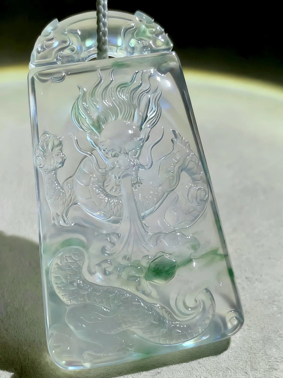 【龙腾四海】，龙牌，
经鼎玉雕艺术作品，
55.5-32.5-7mm，25.35g，