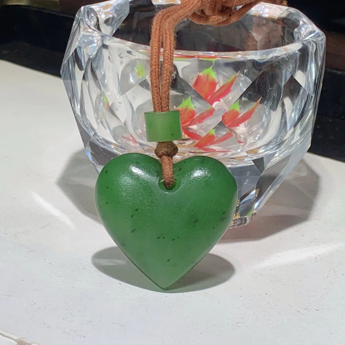 和田玉阳绿俄罗斯碧玉心心相印心型挂件。尺寸30/31/14重21.3克。玉质细腻油润。手推出油。佩戴高端典雅。lt251128