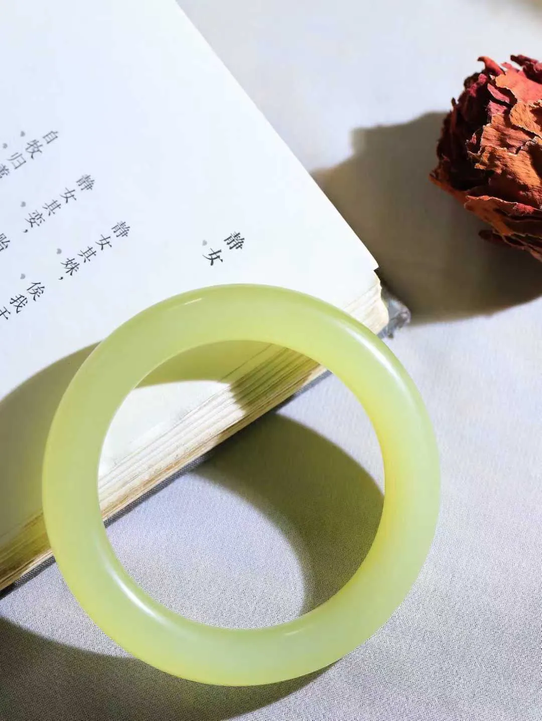 [温润如玉.手镯]

收藏级臻品️和田玉黄口圆条手镯。玉质温润细腻 油性十足 手感舒适，高华雅逸，线条流畅，简约大气，美自天成，素雅高贵。佩戴于腕间，婉约之美，举手投足间透出那份低调奢华。重62.7克 内径56mm尺寸11.2-11mm FDA-121172297