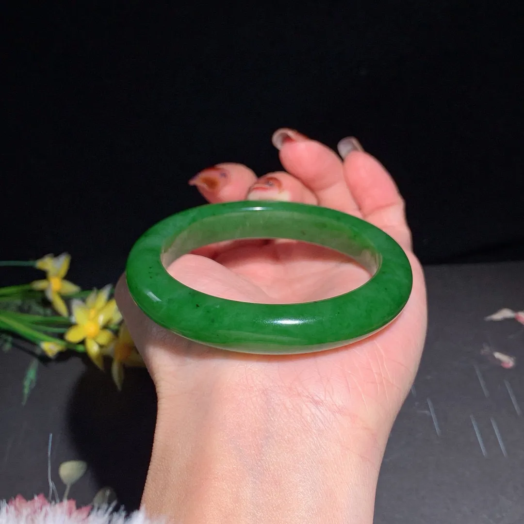 和田玉55圈口阳绿色碧玉手镯！玉质细腻油润 底色纯净 无裂无棉 脂粉好，品质高。