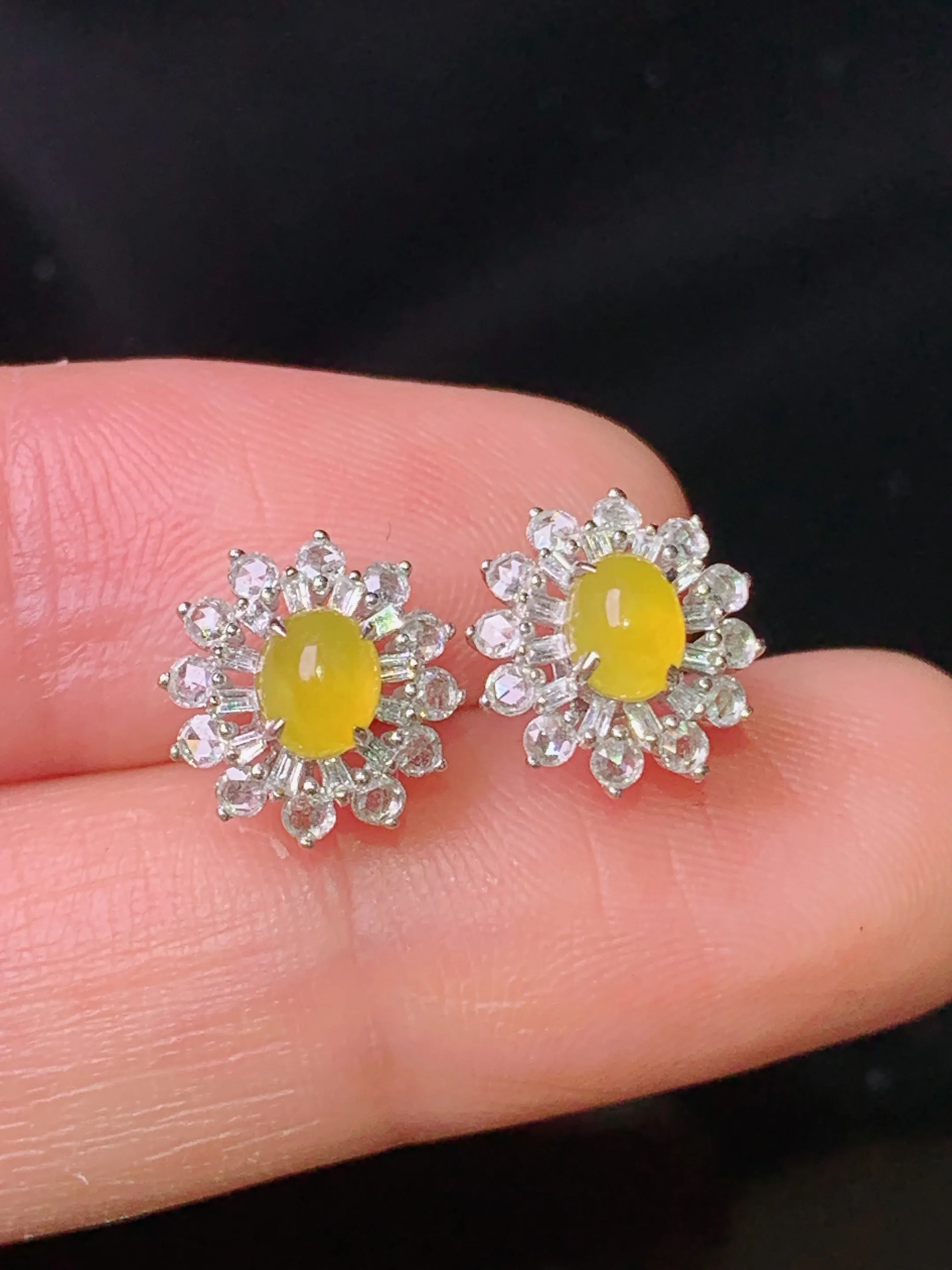 18k金钻镶嵌黄翡蛋面耳钉 玉质细腻 色泽艳丽清新 整体尺寸9.8*9.3*6