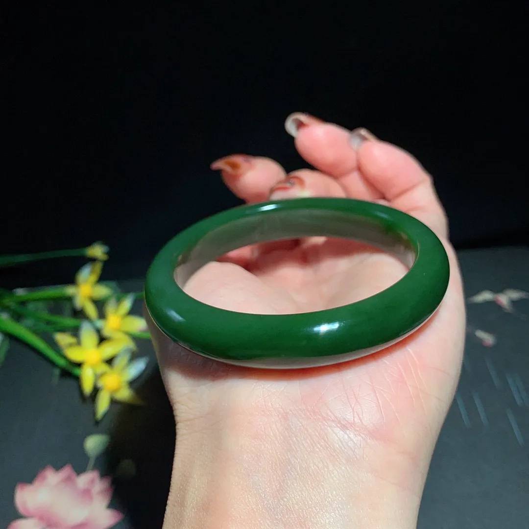 土豪款，和田玉55.5圈口菠菜绿碧玉手镯！玉质细腻油润 底色纯净 无裂无杂 脂粉好，品质高