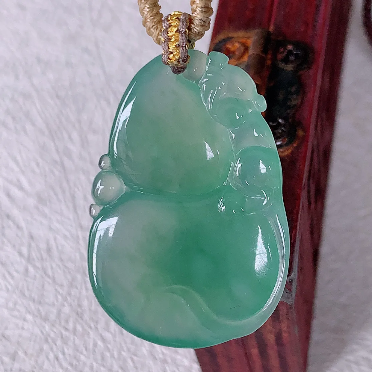 自然光实拍，冰种飘花翡翠葫芦吊坠，葫芦寓意福禄双全，财源滚滚，饱满，清新脱俗，佩戴效果优雅迷人！#57.29