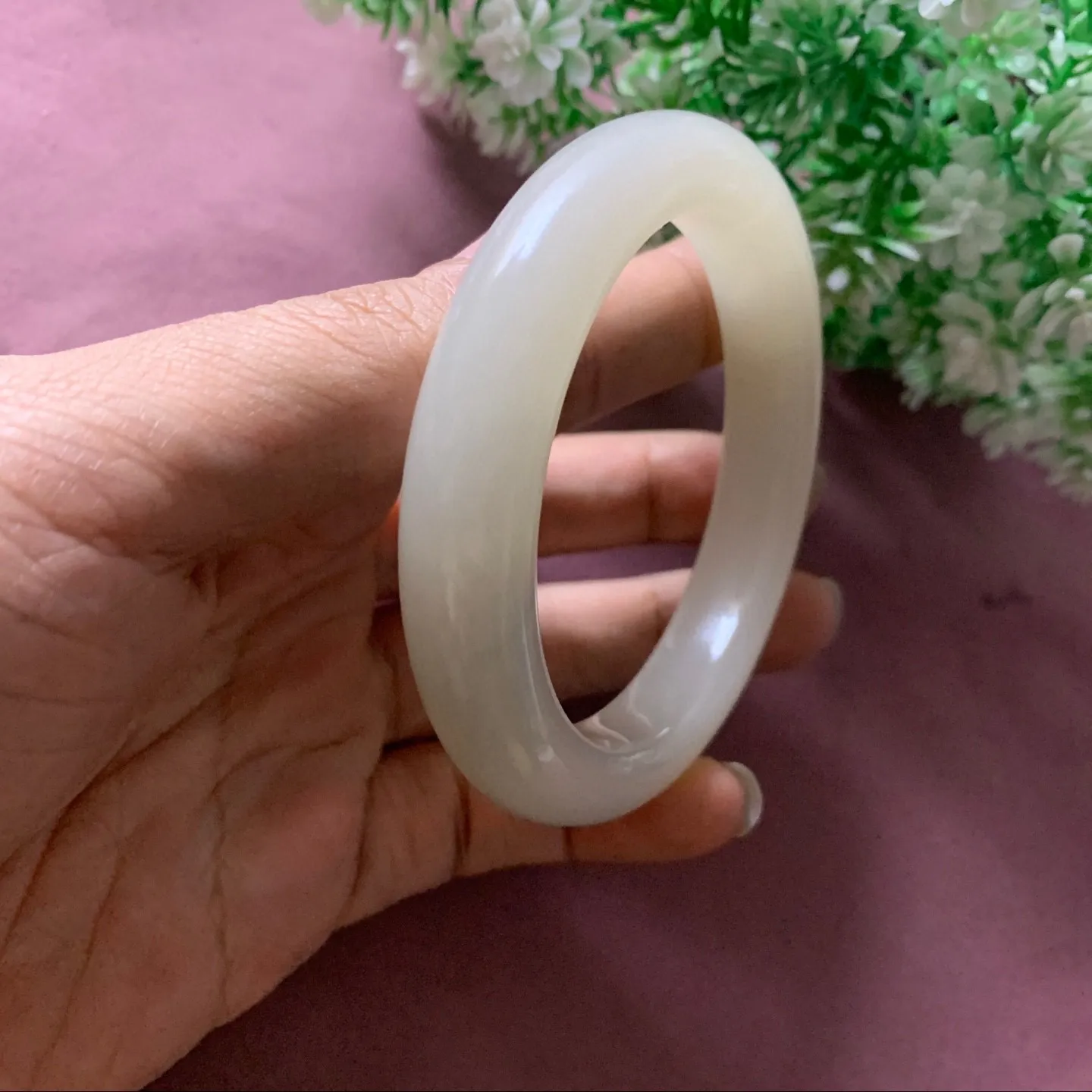 和田玉60圈口藕粉色宽条手镯，玉质细腻油润 底色纯净  无裂无杂 脂粉好，品质高