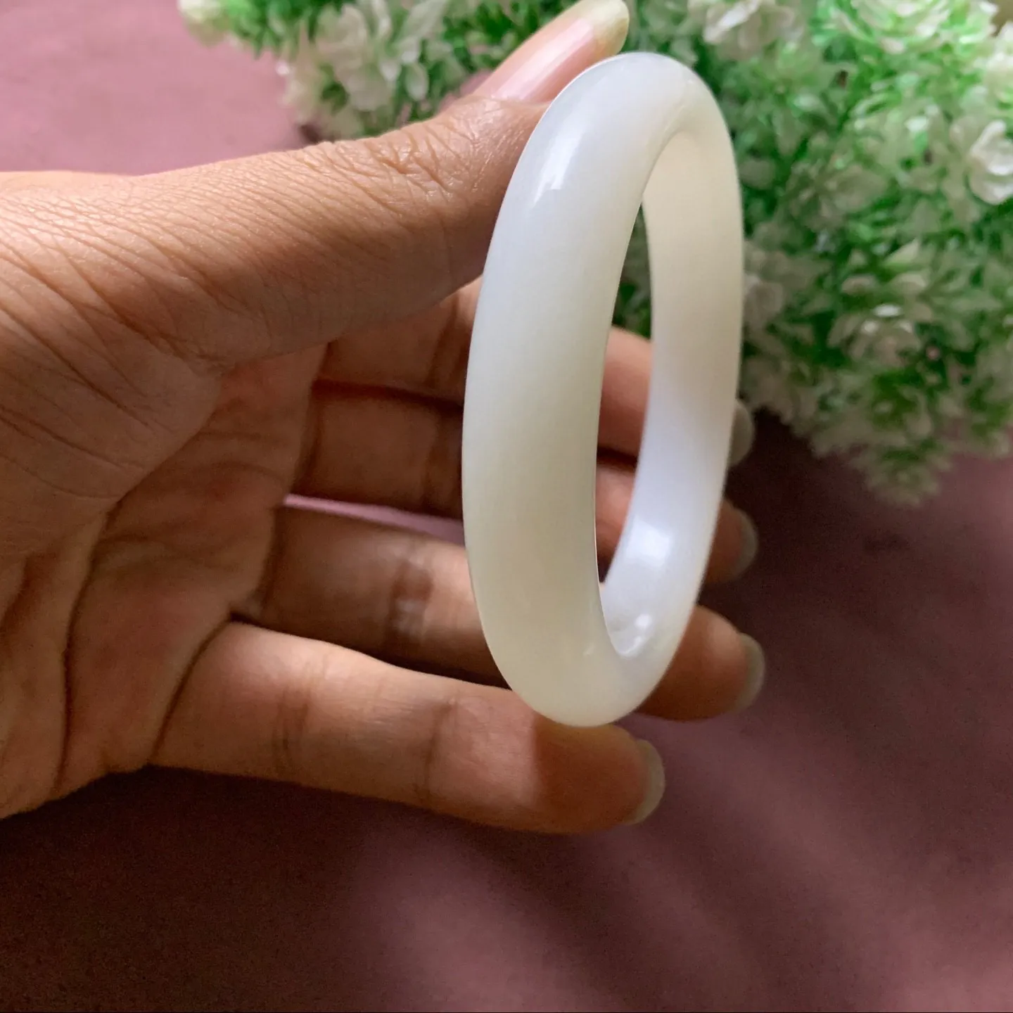 和田玉56.5圈口羊脂白手镯，俄料羊脂白玉，玉质细腻油润 底色纯净  无裂无杂 脂粉好，品质高