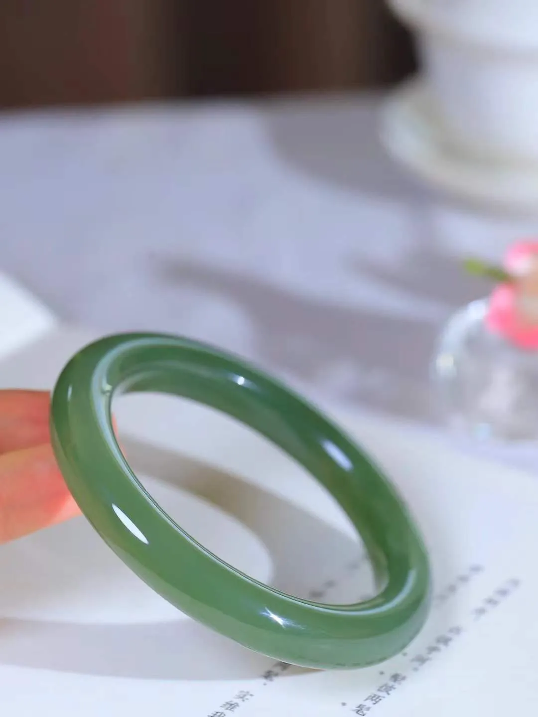 [温润如玉.手镯]

精品和田玉湖水绿手镯。玉质温润细腻 油性十足 手感舒适，高华雅逸，线条流畅，简约大气，美自天成，素雅高贵。佩戴于腕间，婉约之美，举手投足间透出那份低调奢华。重78.8克 内径63mm尺寸11.8-11.6mm 781152914A