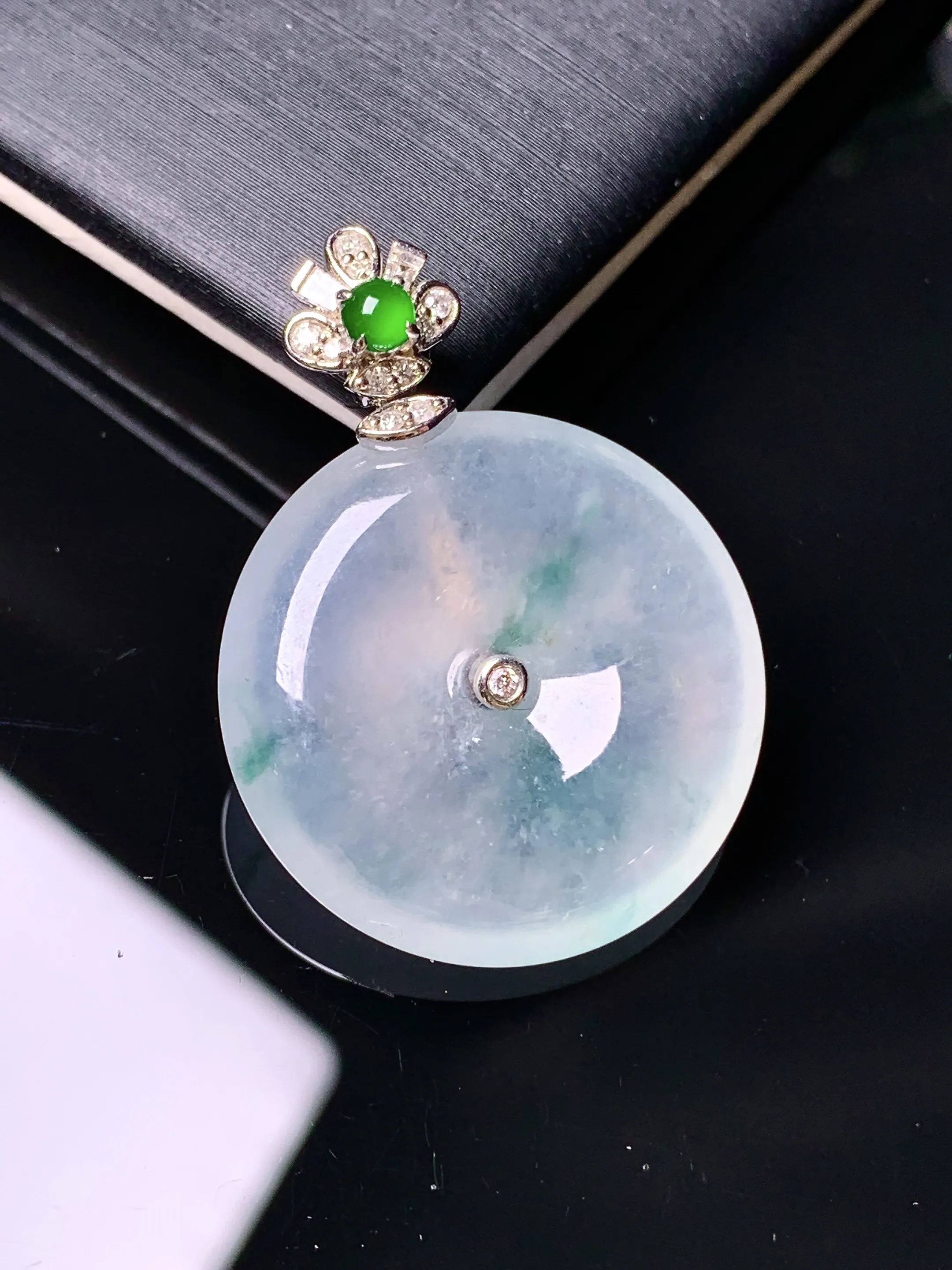 18k金钻镶嵌冰种平安扣吊坠 玉质细腻 色泽艳丽清新 整体尺寸31.5*23*5.8