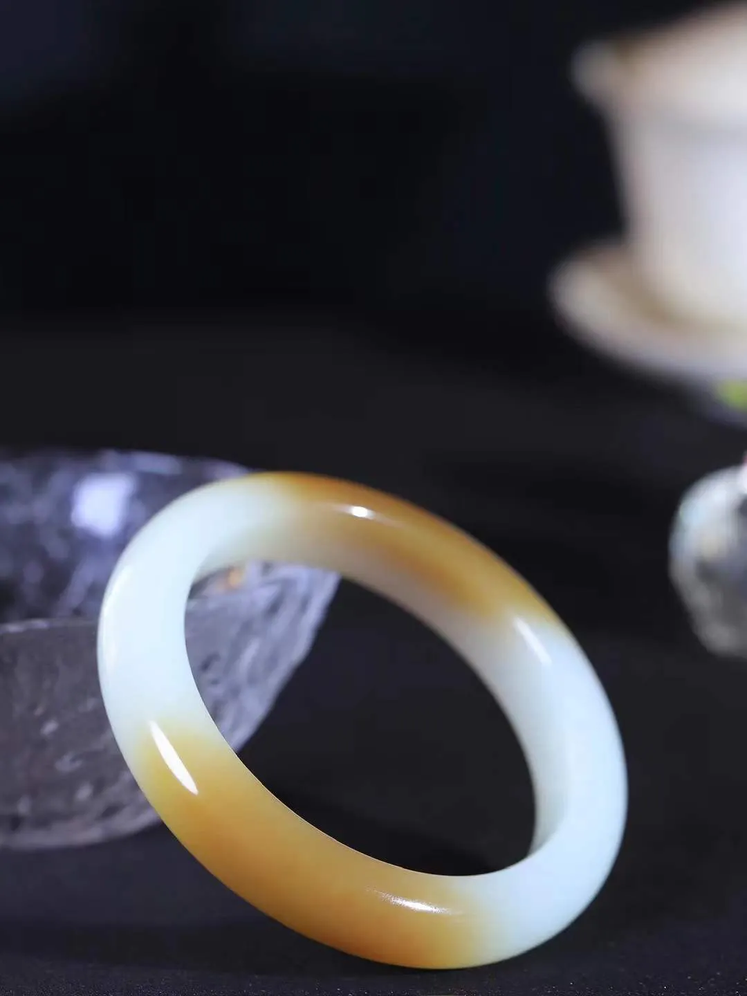 （柔情似水.手镯）

精品和田玉糖白玉手镯，玉质温润细腻，镯型饱满圆润，优雅知性，姽婳于幽静兮，又婆娑乎人间，经典款型，古朴典雅。极具灵性，腕间风情，风姿卓越。 重51.2克   尺寸52.5-12.3-8.8mm    FDL-361102926