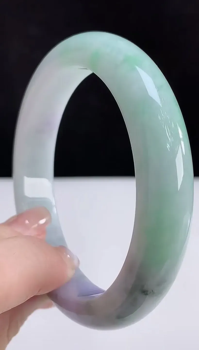 圈口57-58翡翠a货春带彩 飘绿宽边手镯，尺寸57.5-12.2-8.2，重:58.87g