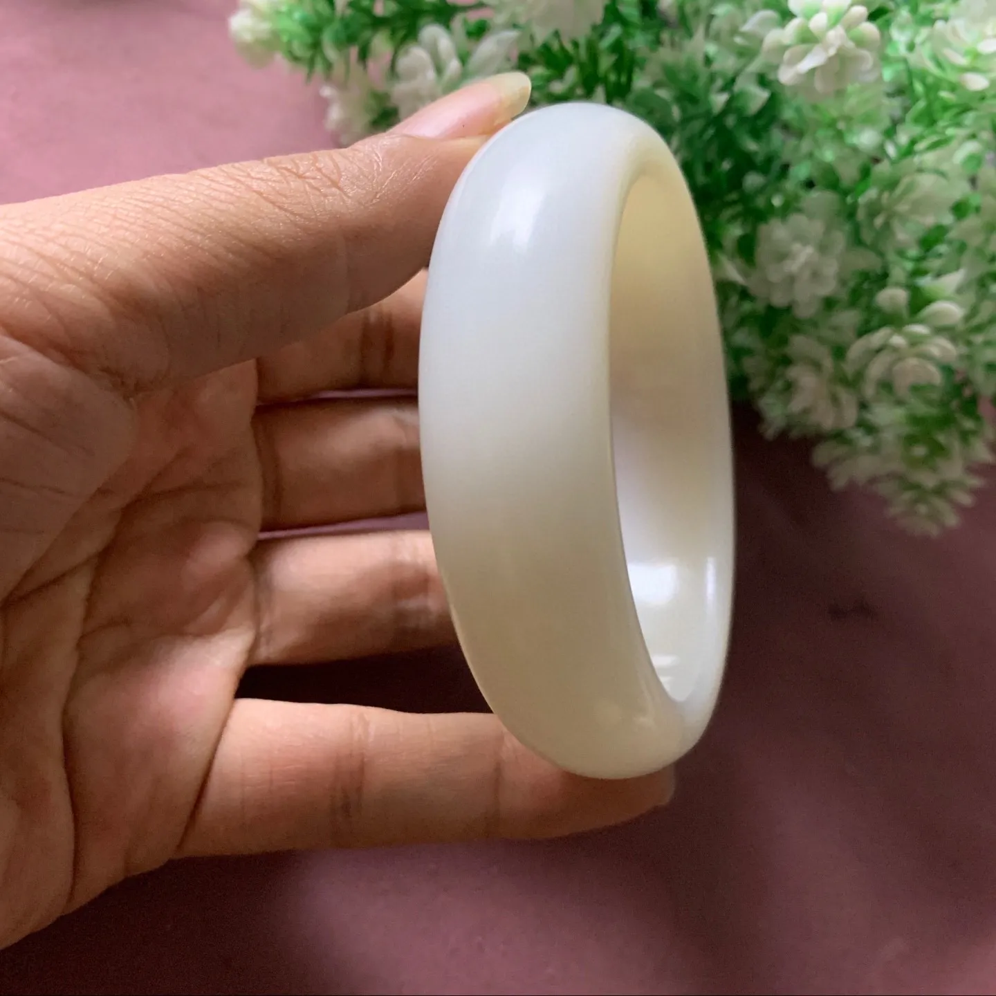 和田玉59圈口羊脂白宽版手镯，玉质细腻油润 底色纯净  无裂无杂 脂粉好，品质高