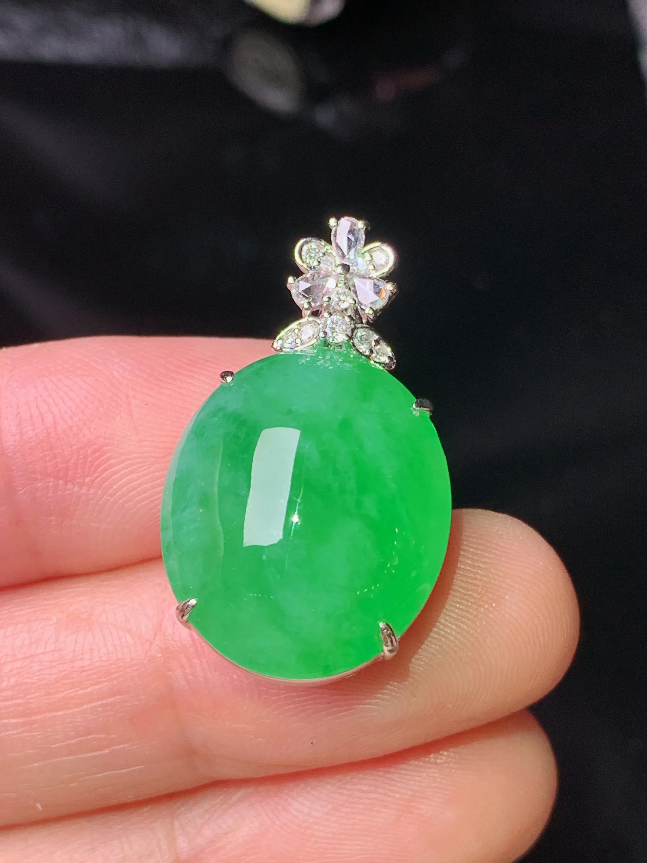 18k金钻镶嵌翠绿蛋面吊坠 玉质细腻 色泽艳丽清新 整体尺寸27.7*16.2*12.6