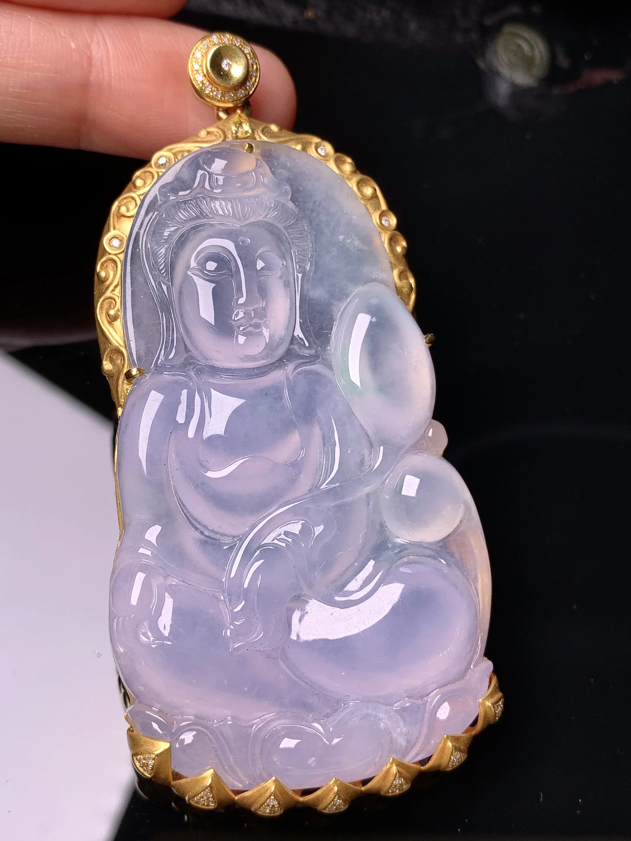 18k金钻镶嵌冰种观音菩萨吊坠 玉质细腻 色泽艳丽清新 整体尺寸78.5*37.5*9.6