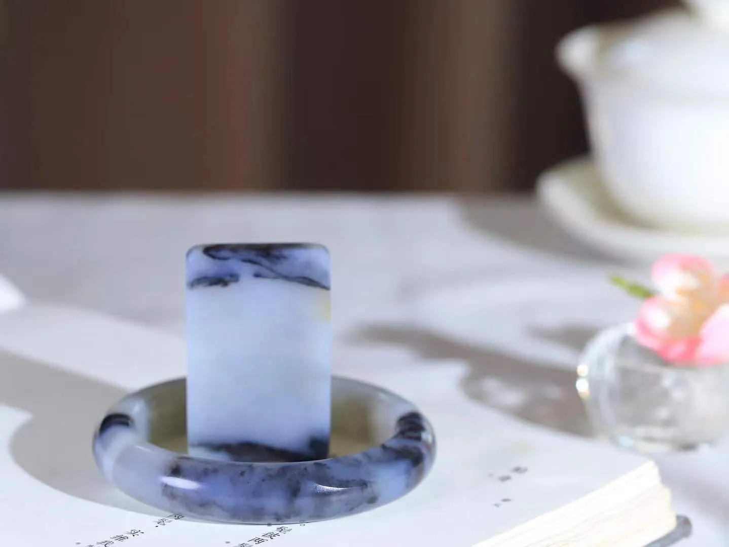 一套（籽.柔情似水.套镯）

收藏级臻品️新疆和田青花籽料套镯，玉质温润细腻，镯型厚重大气，优雅知性，姽婳于幽静兮，又婆娑乎人间，经典款型，古朴典雅。极具灵性，腕间风情，风姿卓越。  共重81.2克  手镯尺寸54.5-12.2-9mm  牌子尺寸47.3-30.2-6.9mm    fDA-281102980