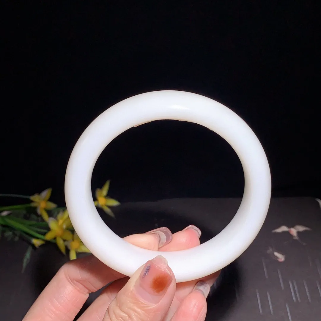 和田玉61圈口羊脂白宽条手镯！玉质细腻油润 底色纯净 无裂无杂 脂粉好，品质好！