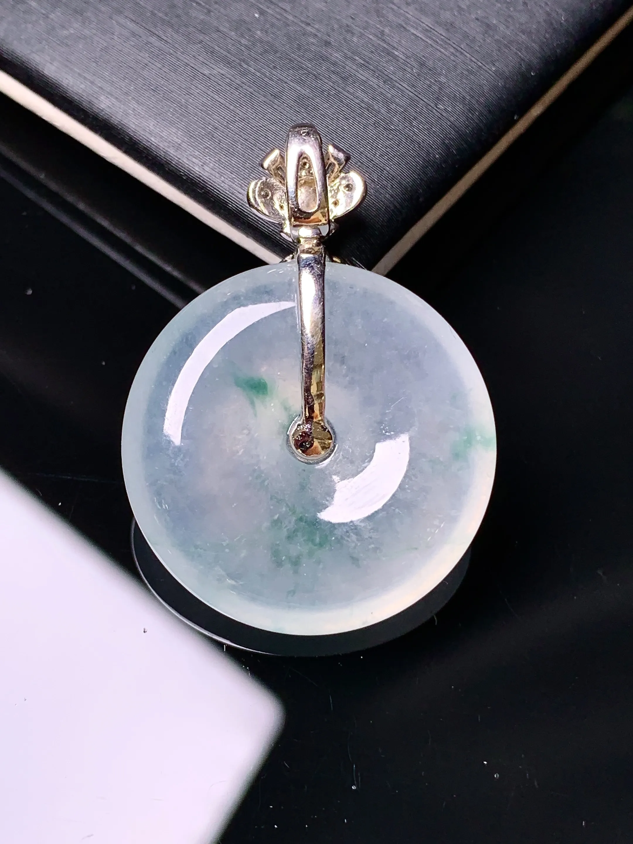 18k金钻镶嵌冰种平安扣吊坠 玉质细腻 色泽艳丽清新 整体尺寸31.5*23*5.8