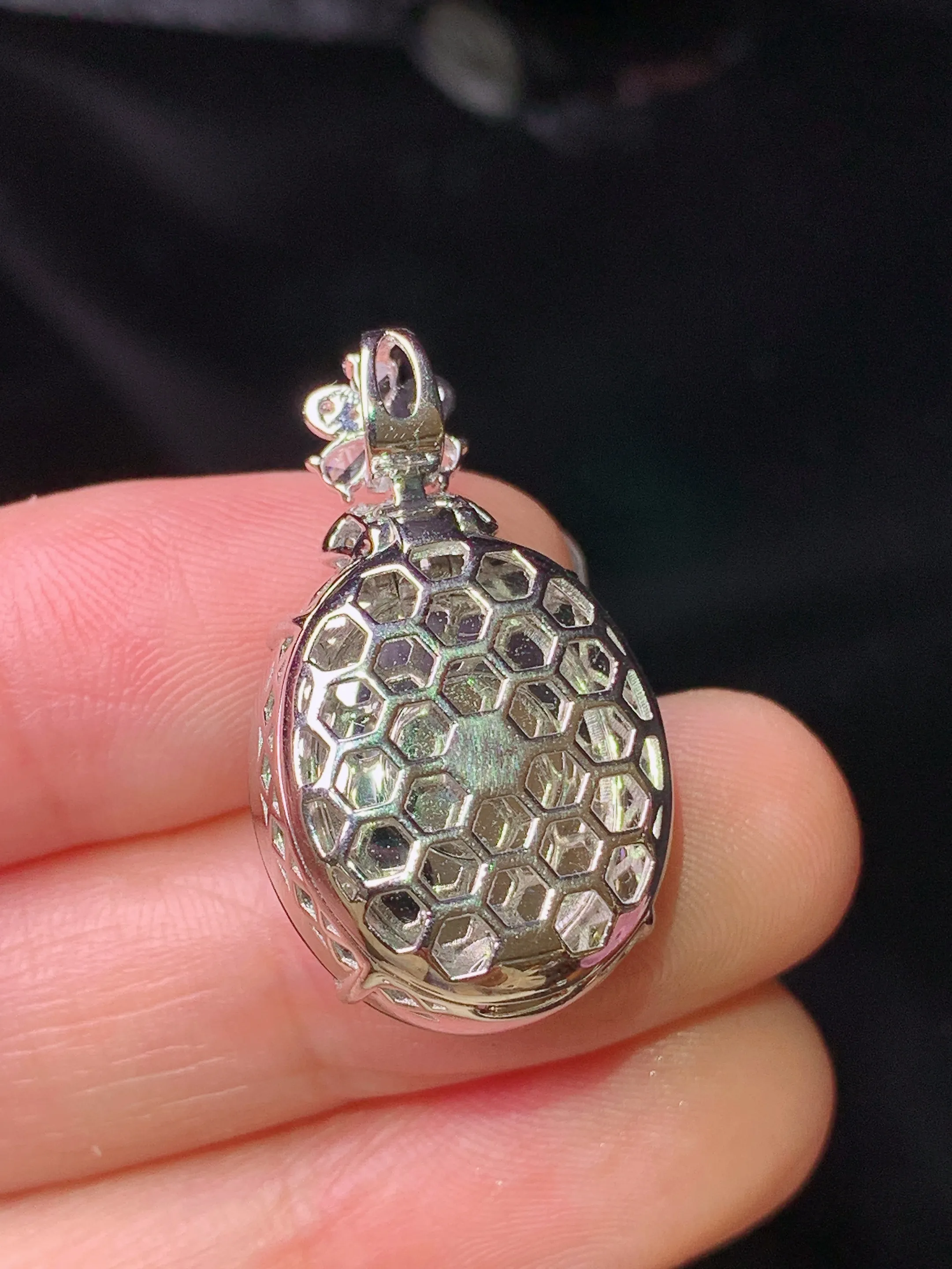 18k金钻镶嵌翠绿蛋面吊坠 玉质细腻 色泽艳丽清新 整体尺寸27.7*16.2*12.6