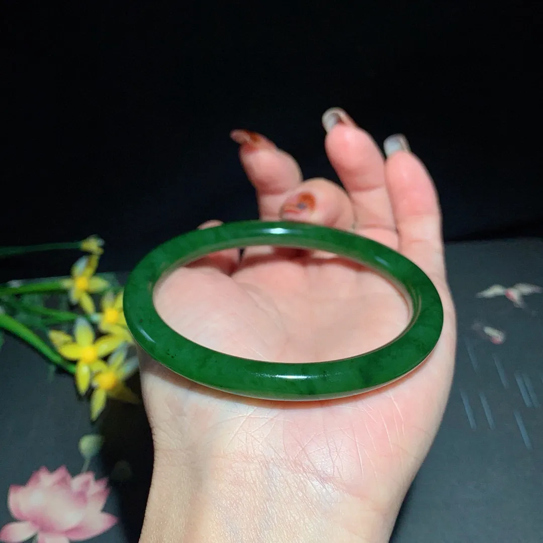和田玉62.5圈口菠菜绿圆条碧玉手镯！玉质细腻油润 底色纯净 无裂无棉 脂粉好，品质高