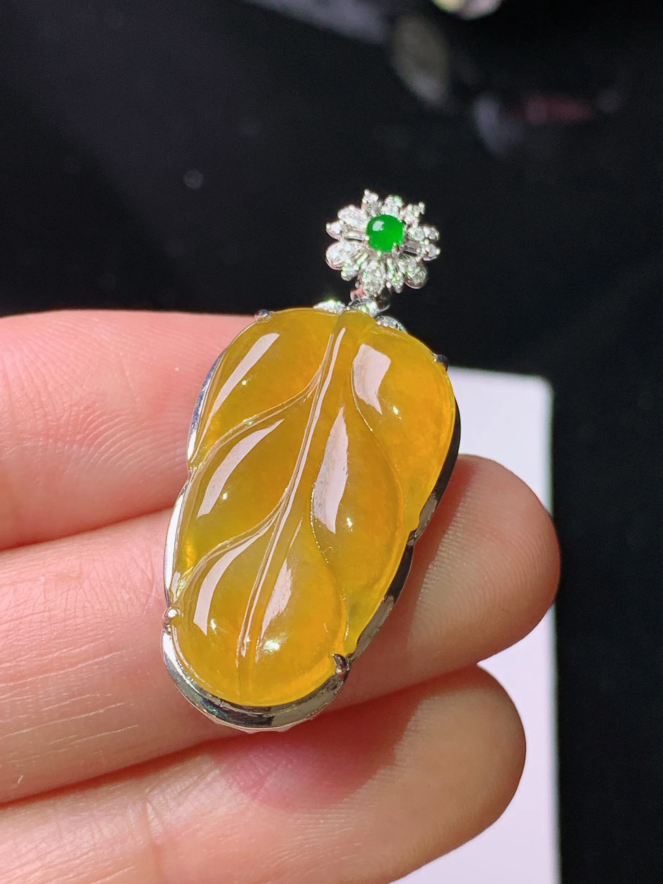 18k金钻镶嵌黄翡树叶吊坠 玉质细腻 色泽艳丽清新 整体尺寸34.5*15.7*7