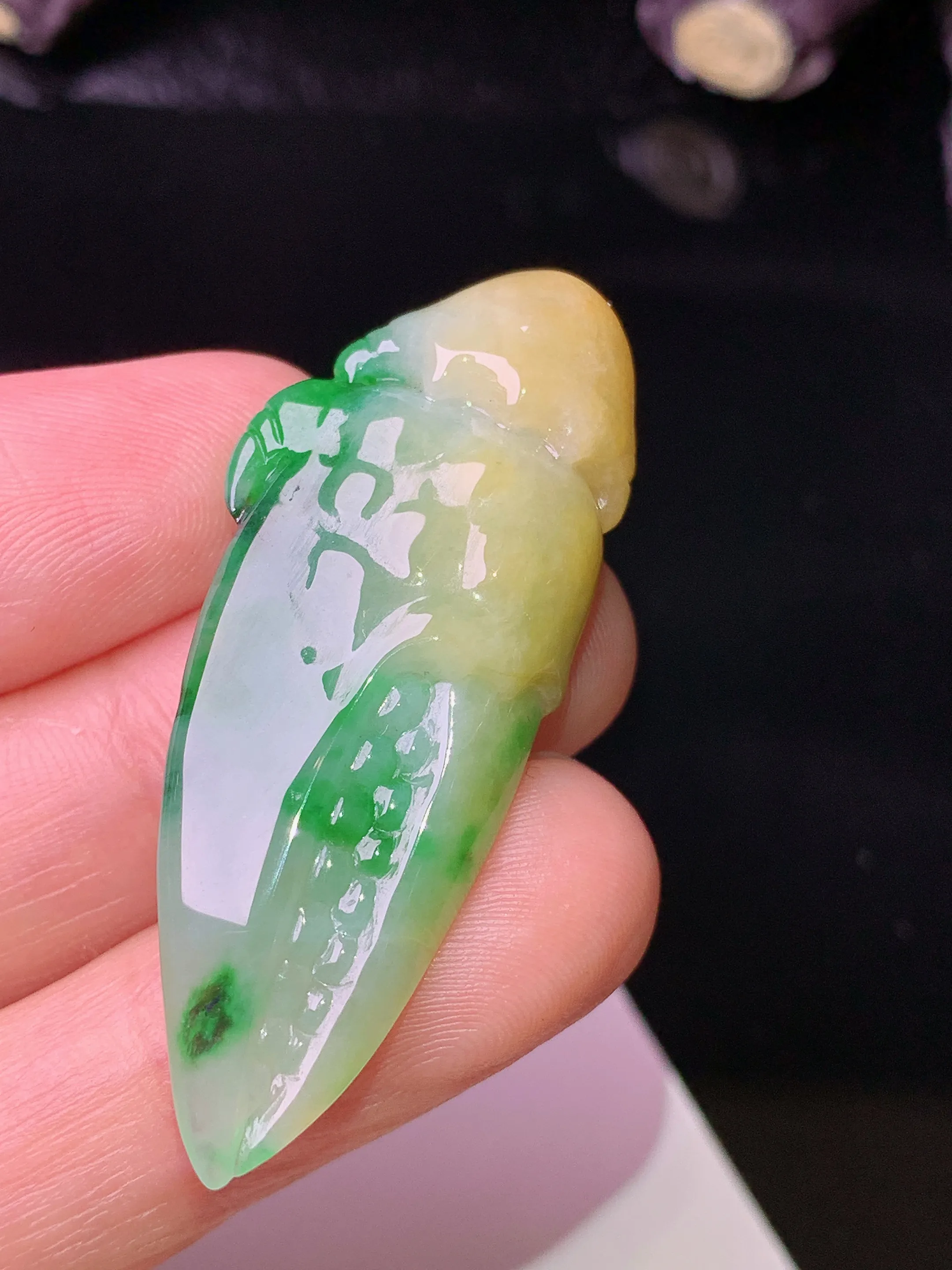 飘黄绿蟹钳吊坠 玉质细腻 色泽艳丽清新 整体尺寸44.8*18*8.2