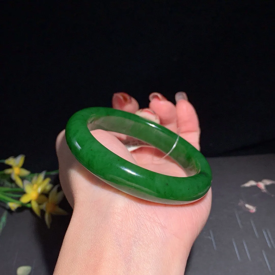 和田玉55.5圈口阳绿色碧玉手镯！玉质细腻油润 底色纯净 无裂无棉 脂粉好，品质高