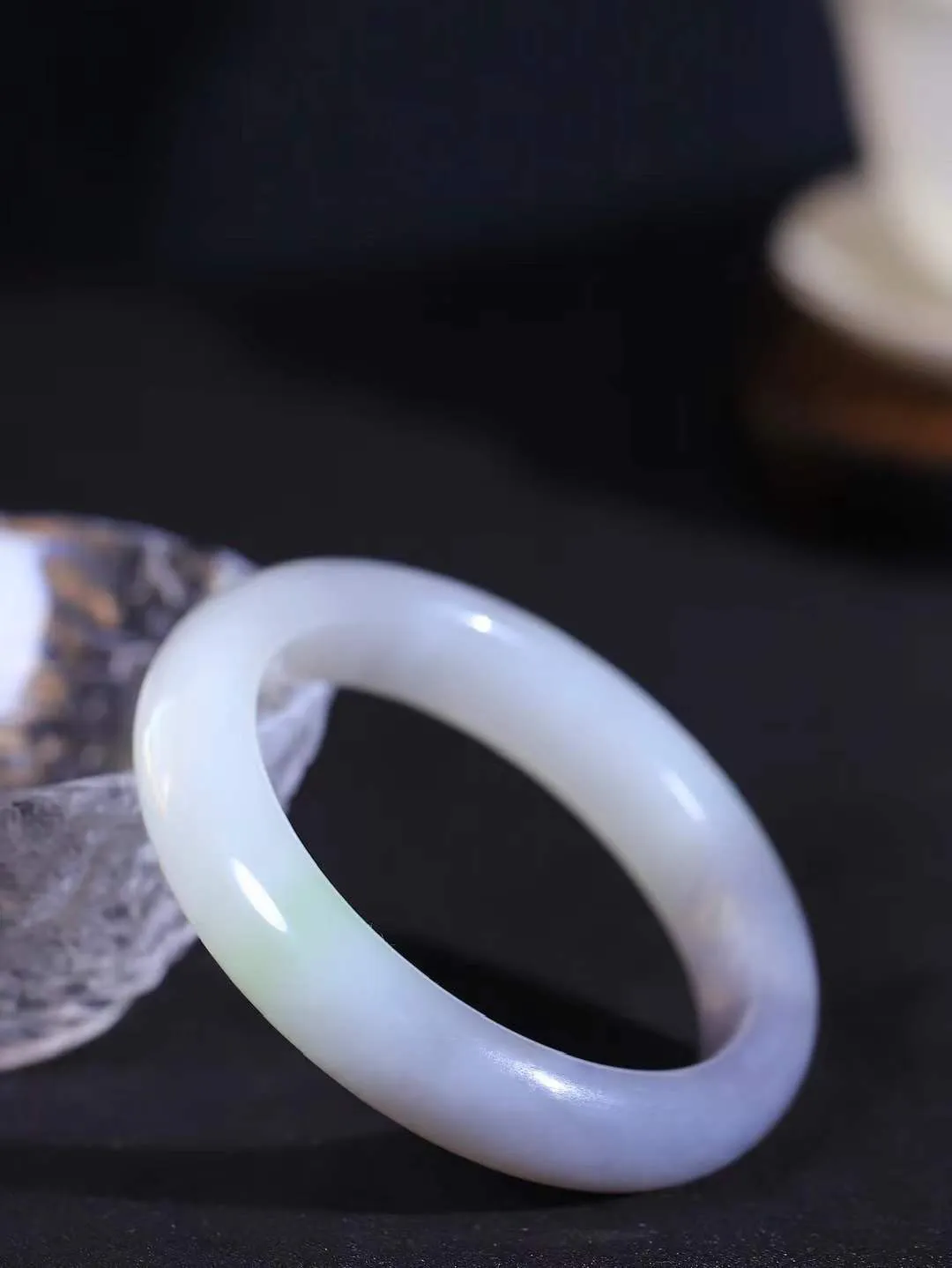 【婉约佳人.手镯】

收藏级️和田玉三色手镯 玉质温润细腻 油性十足 手感舒适，高华雅逸，线条流畅，简约大气，美自天成，素雅高贵。佩戴于腕间，婉约之美，举手投足间透出那份低调奢华。重54.5克 内径53.5mm  尺寸13.2-8.7mm   FDA-111102933