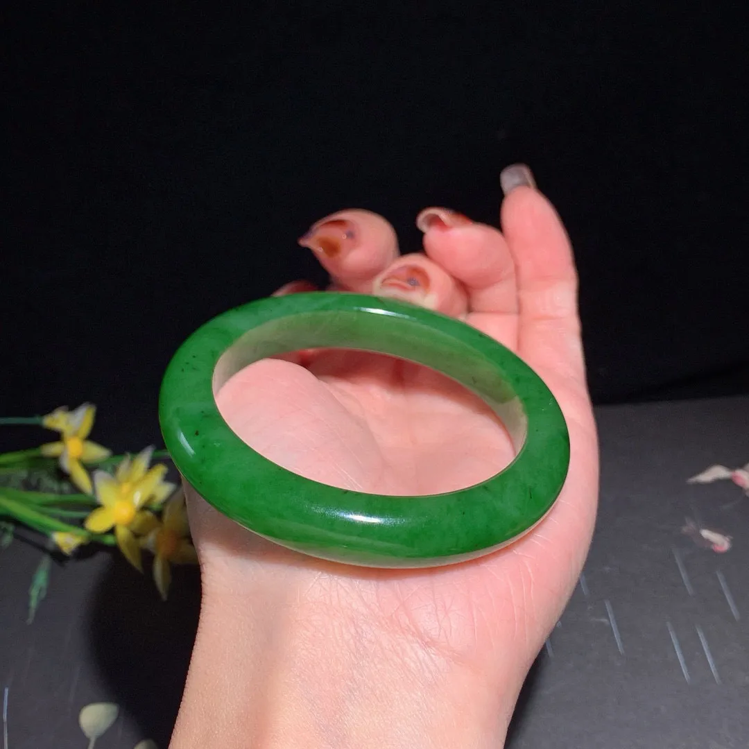 和田玉55圈口阳绿色碧玉手镯！玉质细腻油润 底色纯净 无裂无棉 脂粉好，品质高。