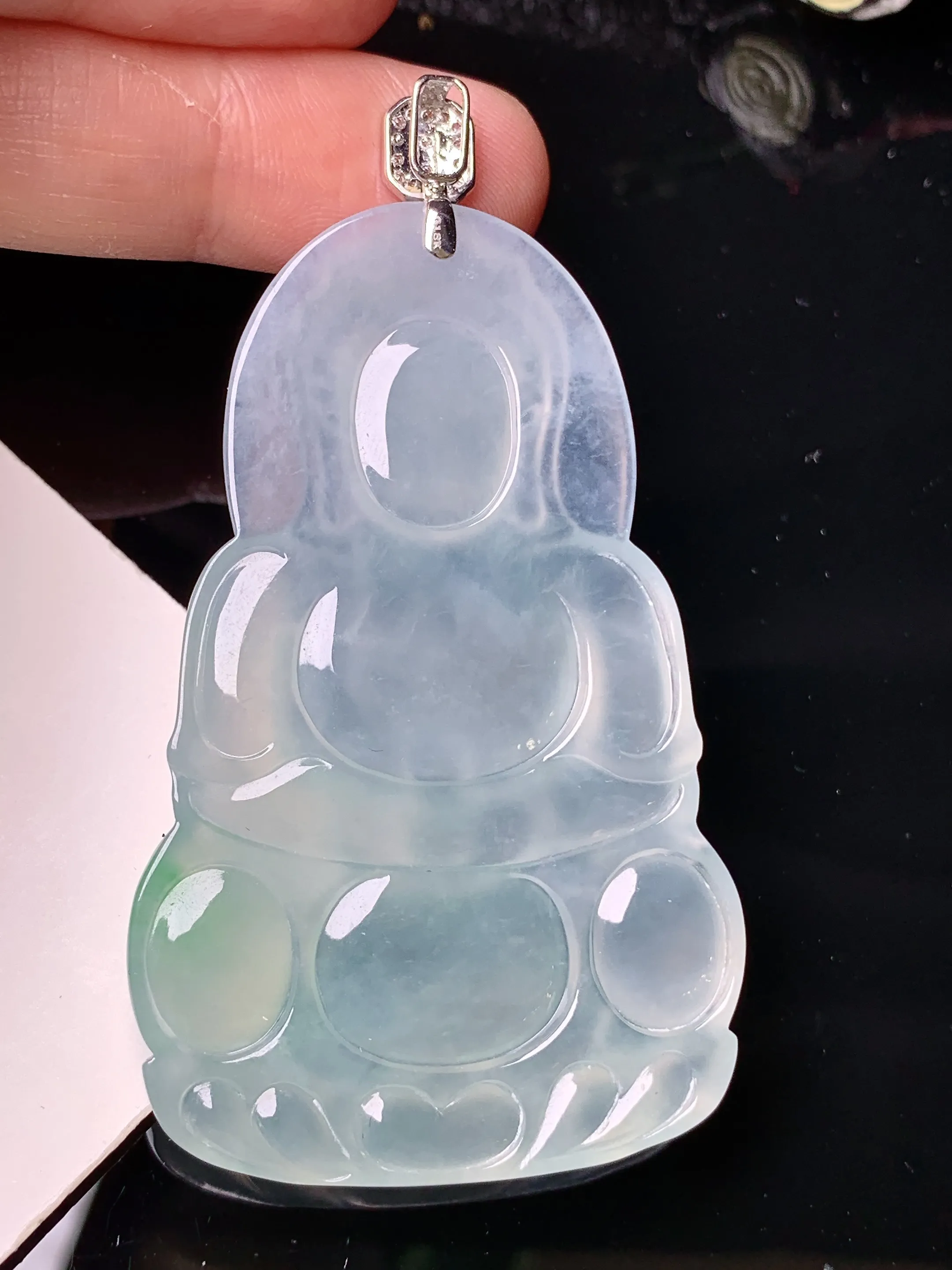 18k金钻镶嵌飘绿观音吊坠 玉质细腻 色泽艳丽清新 整体尺寸67*37.2*5.8