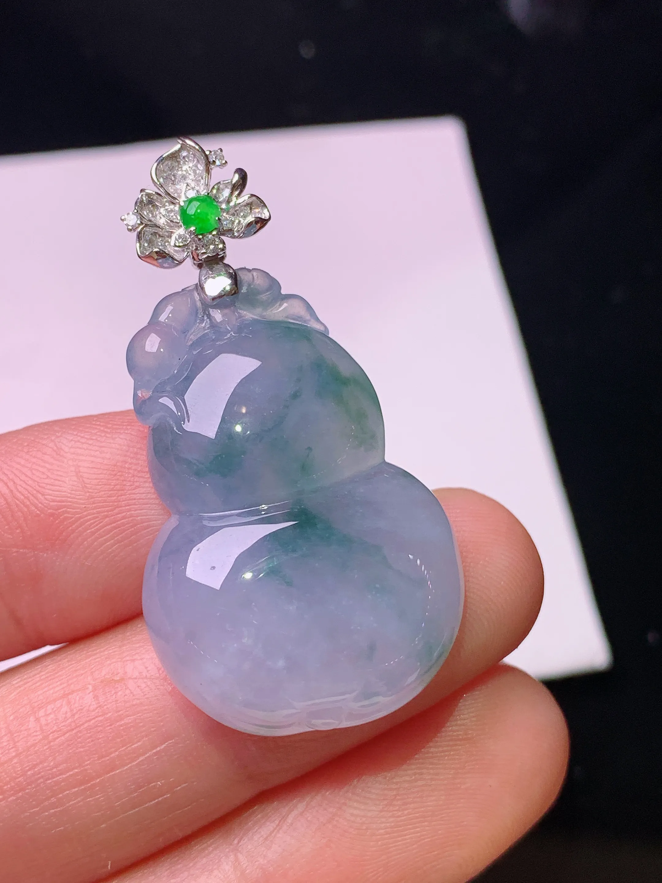 18k金钻镶嵌飘花葫芦吊坠 玉质细腻 色泽艳丽清新 整体尺寸39.5*20.5*7