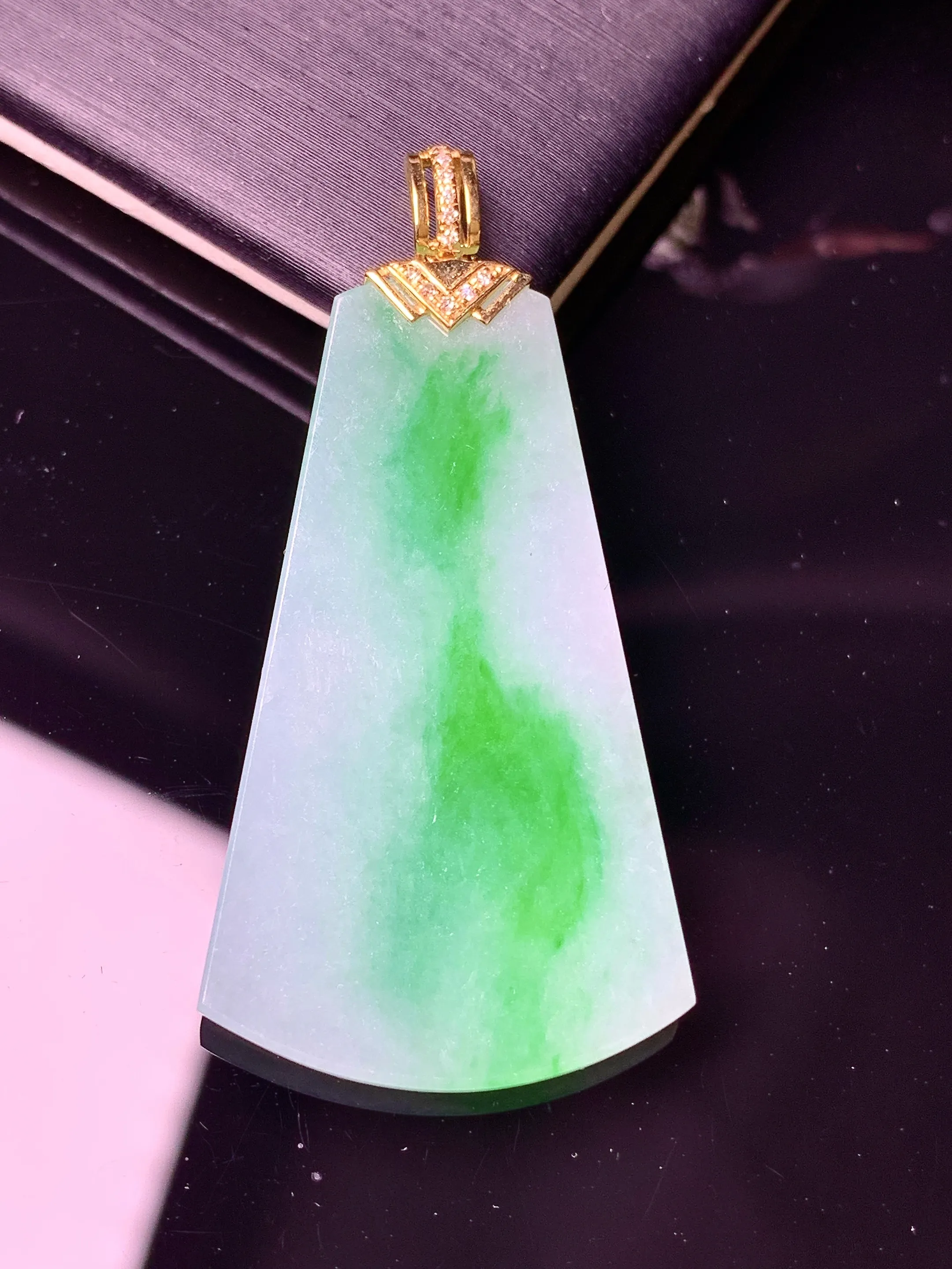 18k金钻镶嵌飘绿无事牌吊坠 玉质细腻 色泽艳丽清新 整体尺寸43.5*21.3*2.8