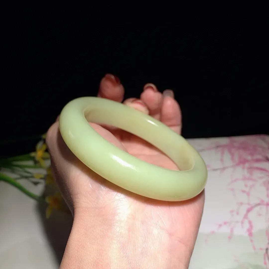 和田玉56圈口黄口料手镯！玉质细腻油润 底色纯净 无裂无杂 脂粉好，品质好！