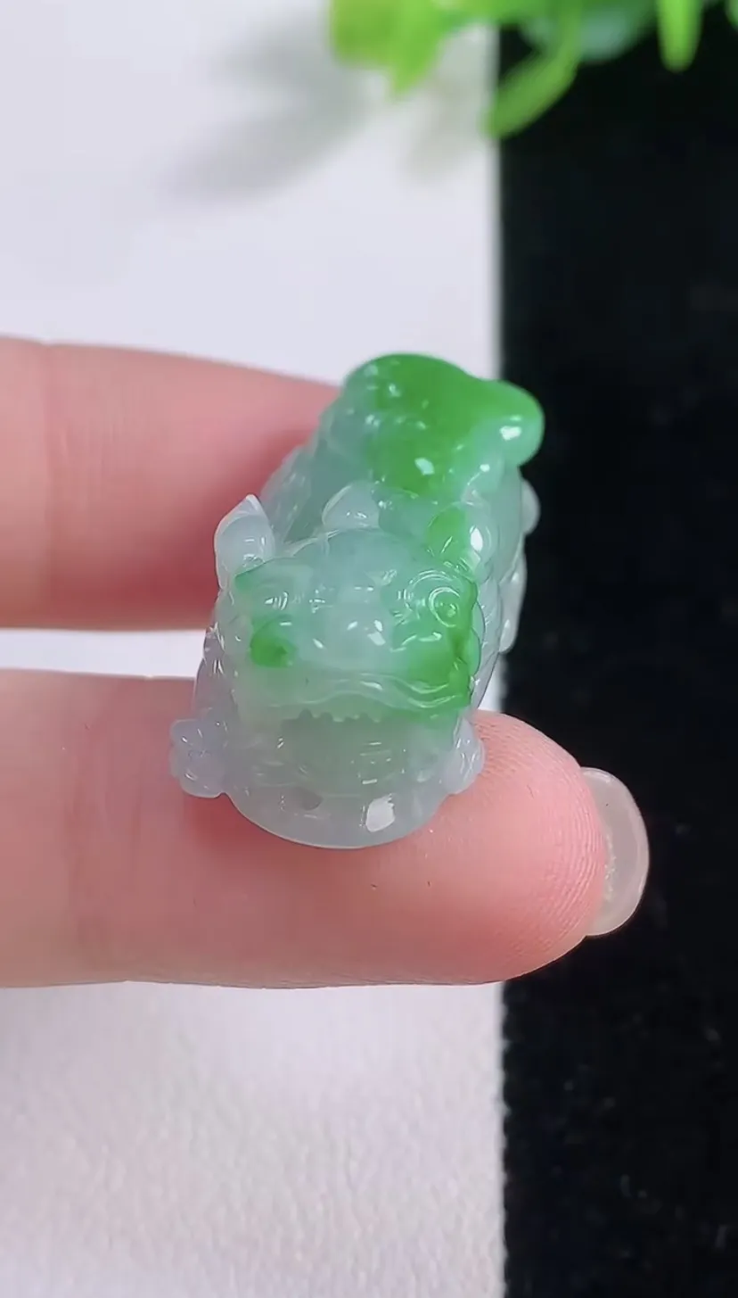 翡翠a货飘阳绿貔貅吊坠，尺寸28.5-13.4-11，重量:9.73g